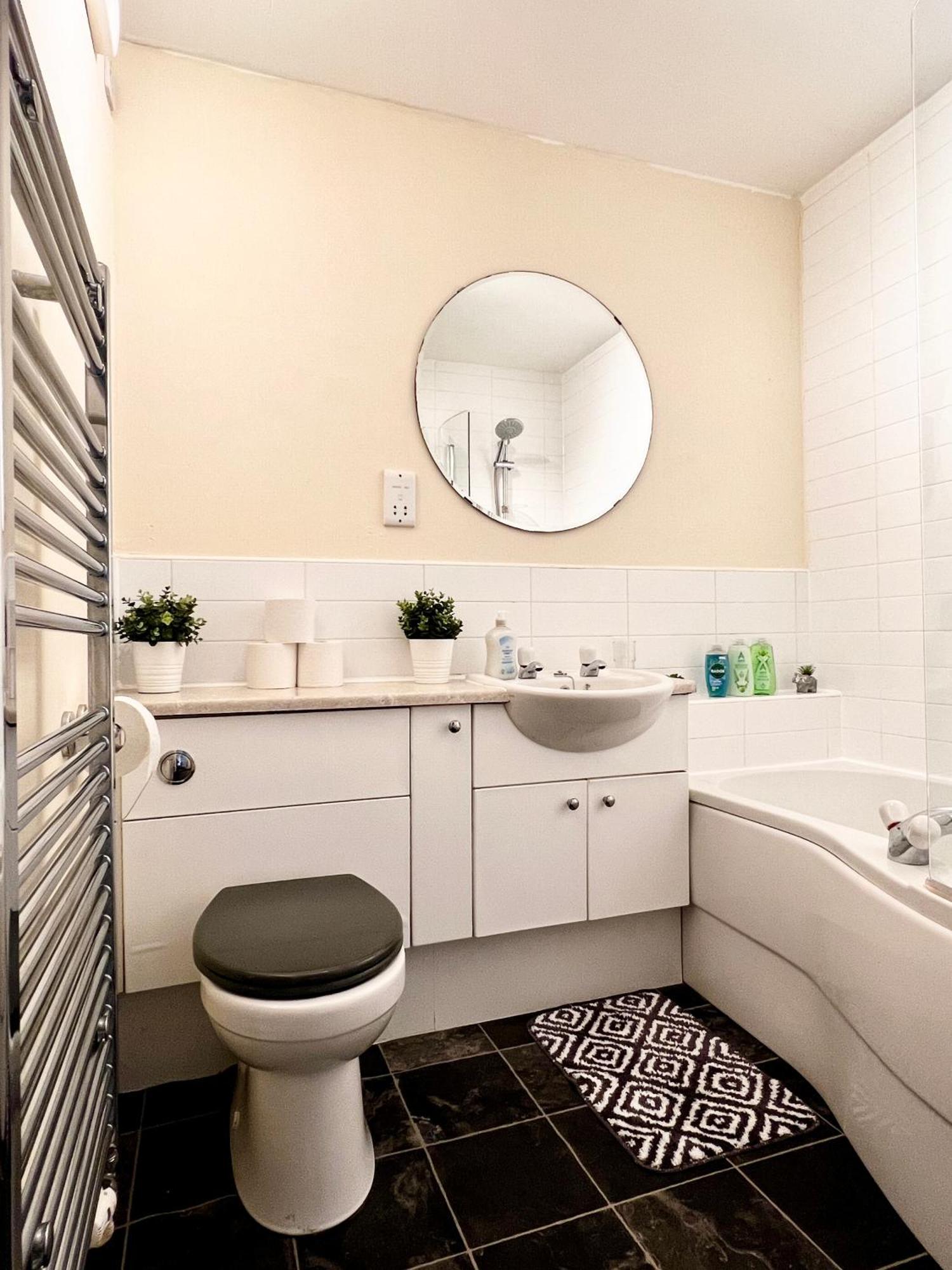 Appartement Stylish Modern Flat With Juliet Balcony & Parking à Glasgow Extérieur photo