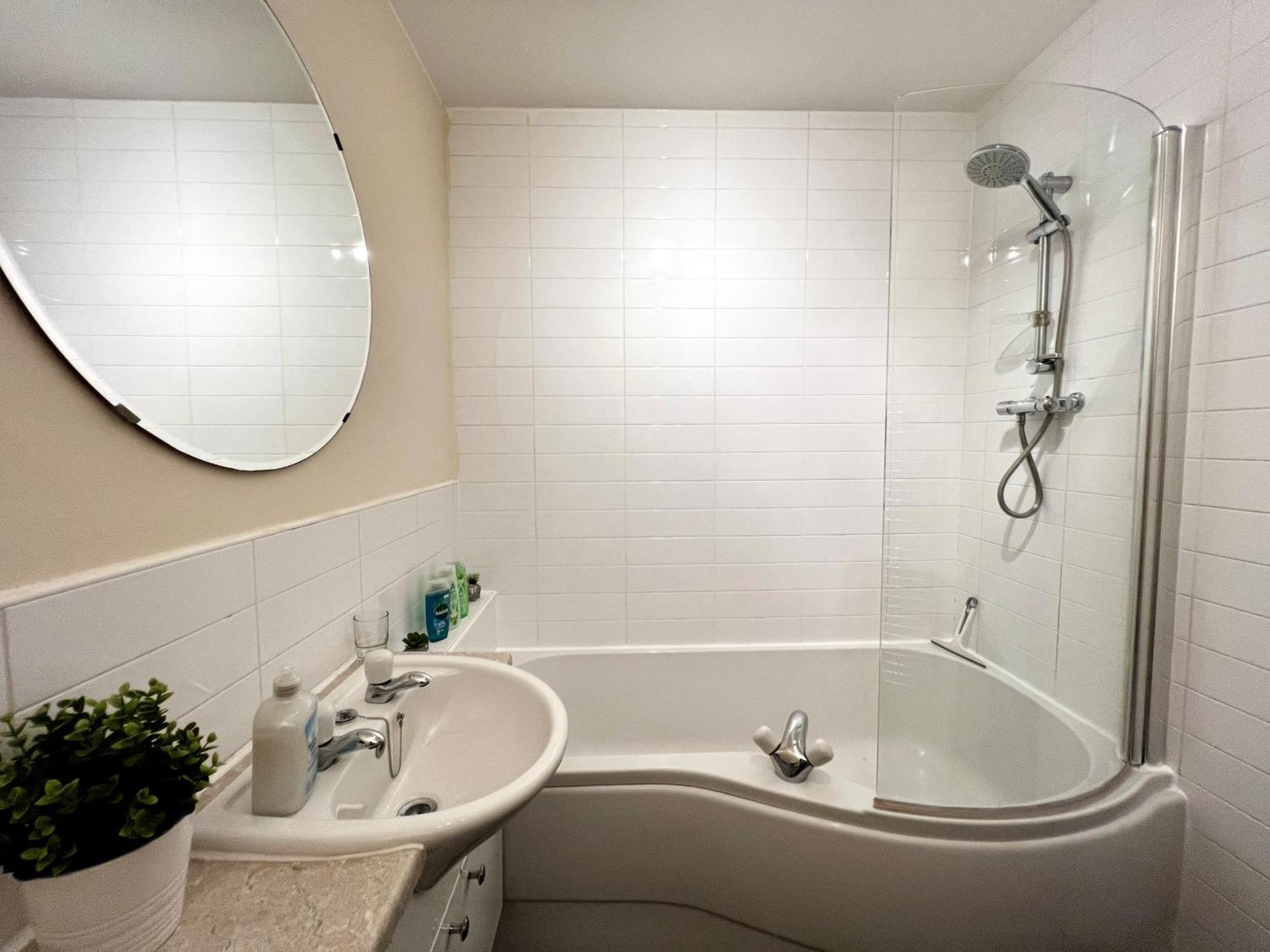 Appartement Stylish Modern Flat With Juliet Balcony & Parking à Glasgow Extérieur photo