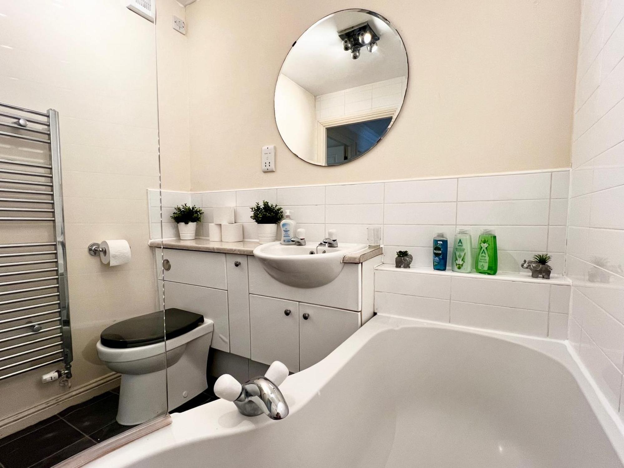 Appartement Stylish Modern Flat With Juliet Balcony & Parking à Glasgow Extérieur photo