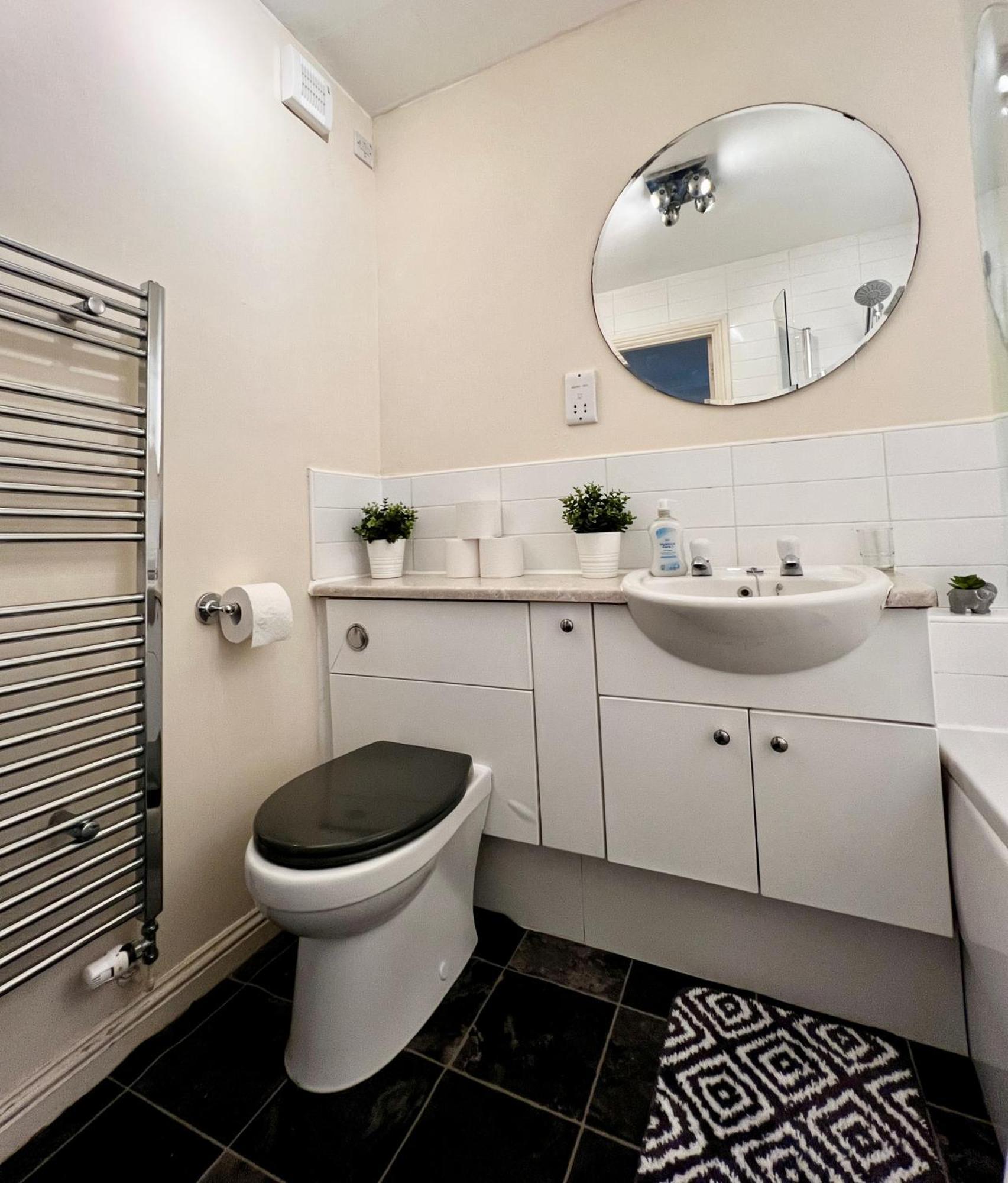Appartement Stylish Modern Flat With Juliet Balcony & Parking à Glasgow Extérieur photo